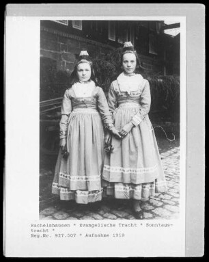 Rachelshausen, Sonntagstracht: 2 junge Mädchen