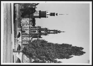Dresden, Schloß und Hofkirche : Dresden. Blick vom Neustädter Ufer über die Elbe auf die Silhouette der Altstadt mit Residenzschloss und Hofkirche und Augustusbrücke