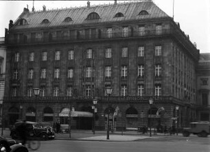 Berlin: Unter den Linden; Südseite; Pariser Platz, Hotel Adlon