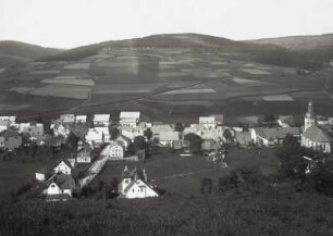 Geising, Stadtansicht : Geising. Stadtansicht mit Stadtkirche. Blick von Osten über das Heerwassertal zur Scharspitze