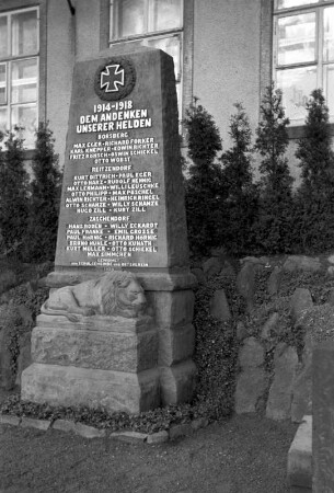 Denkmal für die Gefallenen des I. Weltkrieges aus den Orten Borsberg, Reitzendorf und Zaschendorf : Reitzendorf, Zaschendorfer Straße 31 (vor der ehemaligen Schule). Denkmal für die Gefallenen des I. Weltkrieges aus den Orten Borsberg, Reitzendorf und Zaschendorf. Einweihung 1920