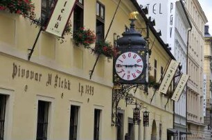 Bierlokal in Prag : U Fleku, Prags berühmtestes Bierlokal in der Neustadt, ist im neugotischen Stil eingerichtet. Wahrzeichen ist die große Bieruhr an der Aussenfassade. Aufgenommen 2008 in Prag