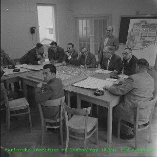 Blick auf eine Gruppe während einer Besprechung am Kernforschungszentrums Karlsruhe (KfK)