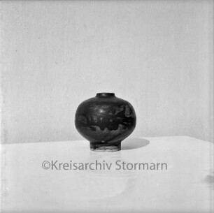 Juscha und Siegfried Schneider-Döring: Kunstkeramiker: Werke: Vase: vor weißem Hintergrund