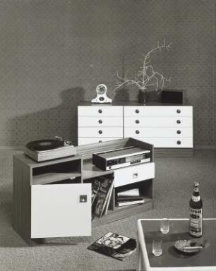 Tonmöbel : Tonmöbel und Teile der Flachstrecke einer Anbauwand (1977; VEB Weißenfelser Kleinmöbel)