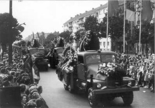 Berlin (Ost). Trauerkondukt für Walter Ulbricht am 7. August 1973. Überführung zum Krematorium am Baumschulenweg in Berlin-Treptow (bestattet am 17.09.1973 in der Gedenkstätte der Sozialisten auf dem Zentralfriedhof Friedrichsfelde in Berlin-Lichtenberg)