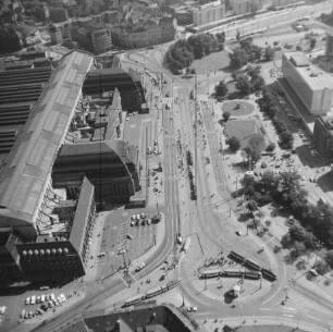 Platz der Republik (Willy-Brandt-Platz) vor dem Hauptbahnhof von Leipzig : Blickrichtung Osten