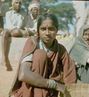 "Unterwegs". Markt, Händlerin an ihrem Stand, hinter ihr weitere Marktleute : Indien. "Unterwegs". Markt, Händlerin an ihrem Stand, hinter ihr weitere Marktleute