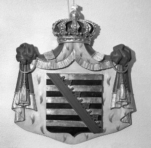 Wappen der Wettiner mit dem sächsischen Rautenkranz unter Baldachin und Herzogskrone
