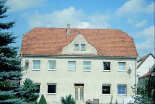 zweigeschossiges Wohnhaus mit Zwerchgiebel am Beginn der Kirchgasse