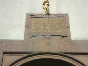 Stadtbild - Ehemannsches Haus (erbaut 1588) Ansicht über Giebelseite Süd - Textkartusche über Portal mit Erbauungsjahr und dem güldenen Engel