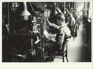 Schriftsetzer bei der Arbeit an der Druckmaschine