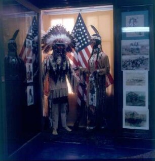 Bamberg. Karl-May-Museum. Naturgetreue Nachbildung eines Indianerpaares in Festtracht