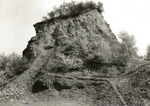 Cottaer Spitzberg. Basaltkuppenrest nach Bruchbetrieb