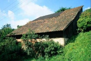 Altes Kellerhaus am Hang an der Hauptstraße