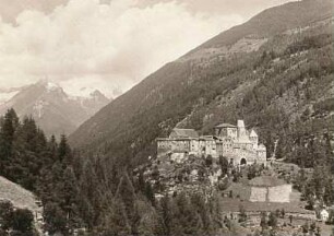 Südtirol. Landschaftsausschnitt im Ahrntal mit Burg Taufers