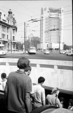 Bukarest: Hotel Intrcontinental vom Boulevard Nicolai Balcescu, Vordergrund Rolltreppe