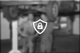 Wirtschaft: Kraftfahrzeug-Meisterbetrieb [Name maskiert] + [Name maskiert] Hauptstraße: Werkstatt: Pkw auf Hebebühne: Mitinhaber Kfz-Meister [Name maskiert] mit Schraubenschlüssel und Kfz-Mechaniker [Name maskiert] bei Betrachtung von Unterboden