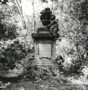 Grabmal mit Urne mit Lorbeerkranz und Kinderengel : Grabmal mit Urne mit Lorbeerkranz und Kinderengel. Sandstein (1786/1800). Dresden, Eliasfriedhof