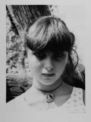 Porträt einer jungen Frau. Fotografie; 50,1 x 35 cm Blattgröße, 38,7 x 28,6 cm Bildgröße. 1976