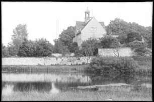 Grillenburg. Jagdschloss mit Teich vom Steinbruch gesehen