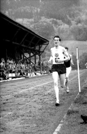 Freiburg: Gordon Pirie (1) und Peter Pirie (88) im 3000-m-Lauf