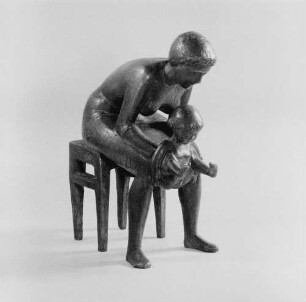 Mutter und Kind : Mutter und Kind. Bronze (vor 1962; H. Heinze)