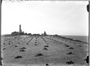 Insel Rügen. Kap Arkona. Blick vom Peilturm über ein abgeerntetes Feld nach Nordwest zum Neuen Leuchtturm