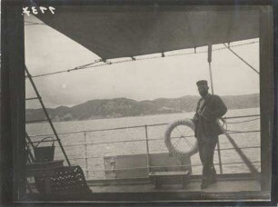 Küste bei Bahia de Caraques (vorn an Bord der "Quito" Reschreiter)