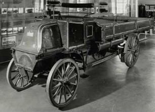 Dresden-Altstadt, Neumarkt. Verkehrsmuseum im Johanneum. Pritschen-Lastkraftwagen (1898; Daimler-Motoren-Gesellschaft Cannstatt)