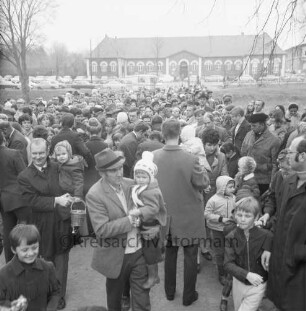 Schlosspark: Ostereiersuchen: Besucher auf Schlossbrücke: im Hintergrund Marstall