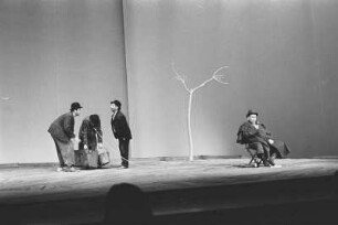 Szenenbilder aus "Warten auf Godot", Theaterstück von Samuel Beckett. Schiller-Theater Berlin, Februar 1965