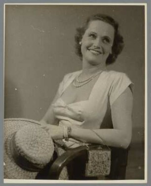 Manja Behrens in "Zwischenspiel" : Manja Behrens als Cäcilie im Schauspiel "Zwischenspiel" von Arthur Schnitzler in der Inszenierung von Werner Simon (als Gast). Staatsschauspiel Dresden, Erstaufführung 12. Januar 1951