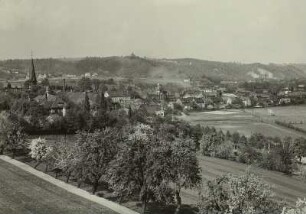 Freitaler Becken : Blick von der Halde des Paul-Berndt (ehemals Carola-) Schachtes auf Freital-Döhlen. Im Hintergrund das Jochschlösschen