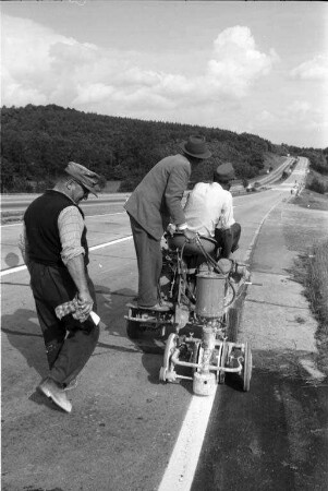 Anbringung von Leitlinien für den PKW-Verkehr auf der Autobahn zwischen Karlsruhe und Pforzheim.