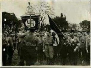 Adolf Hitler bei der Fahnenweihe beim SA-Aufmarsch in Braunschweig