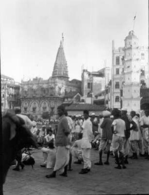 Bombay. Platz der Innenstadt mit wartenden Männern vor einem hinduistischem Tempel