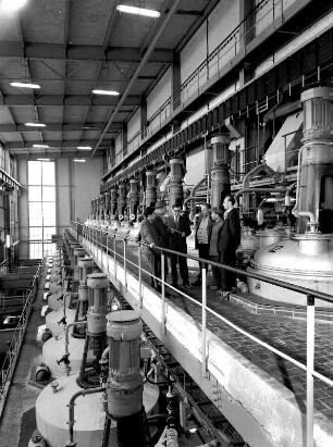 Arbeiter in der Werkhalle des Chlor-Betriebs im Elektrochemischen Kombinat Bitterfeld