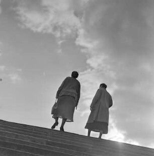Zwei Frauen gehen eine Treppe hinauf