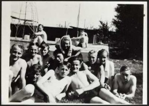 Jungen im Schwimmbad