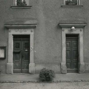 Oederan, Pfarrgasse 1. Pfarrhaus (1811). Haupt-und Nebeneingang