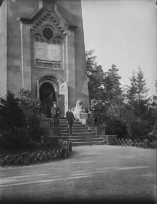 Friedrich-August-Turm : Drei Männer auf der Treppe des Friedrich-August-Turm auf dem Rochlitzer Berg.