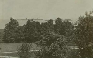 Chiemsee. Blick von der Insel Herrenchiemsee zur Insel Frauenchiemsee mit Benediktinerinnen-Kloster, rechts die Krautinsel