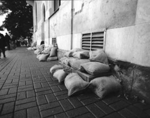 Dresden, Hochwasser 2002 : Dresden-Pieschen. "Flut 2002", Kötzschenbroder Straße1 . Gestapelte Sandsäcke am Ballhaus Watzke