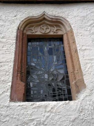 (Evangelische Kirche) - Rechteckchor (romanisch-verändert) von Norden-Fenster mit gotisch profiliertem Gewände