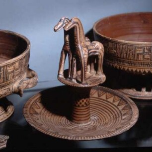 Athen. Kerameikós-Museum. Schalenständer mit Pferdegespann, attisch-geometrisch. 760/750 v. Chr.