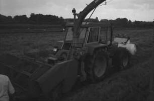 Fotografie: Erntetechnik, Feldhäcksler angebaut, Scheibenradfeldhäcksler, Schneidwerk, Rückfahreinrichtung