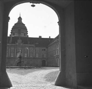 Stift Melk : Blick in den Prälatenhof und auf die Kuppel der Stiftskirche des Klosters.
