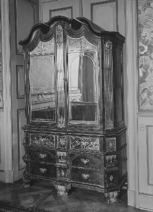 Schreibschrank : Schreibschrank. Nußbaum, furniert, Spiegelgläser (1720/1930). Moritzburg, Jagdschloss