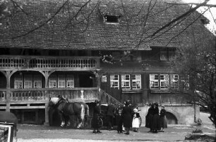 Glottertal: Trachtengruppe vor "Gasthaus Engel"